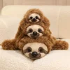 Sloth gosedjur i liggande, fluffig och kramgo stil med realistiska klor, 18–45 cm 20 Sloth gosedjur i liggande, fluffig och kramgo stil med realistiska klor, 18–45 cm