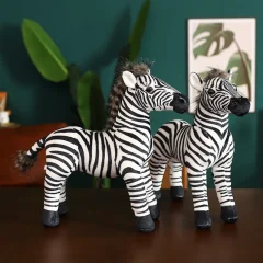 Naturtroget zebra gosedjur i stående form med realistiskt utseende som fotorekvisita