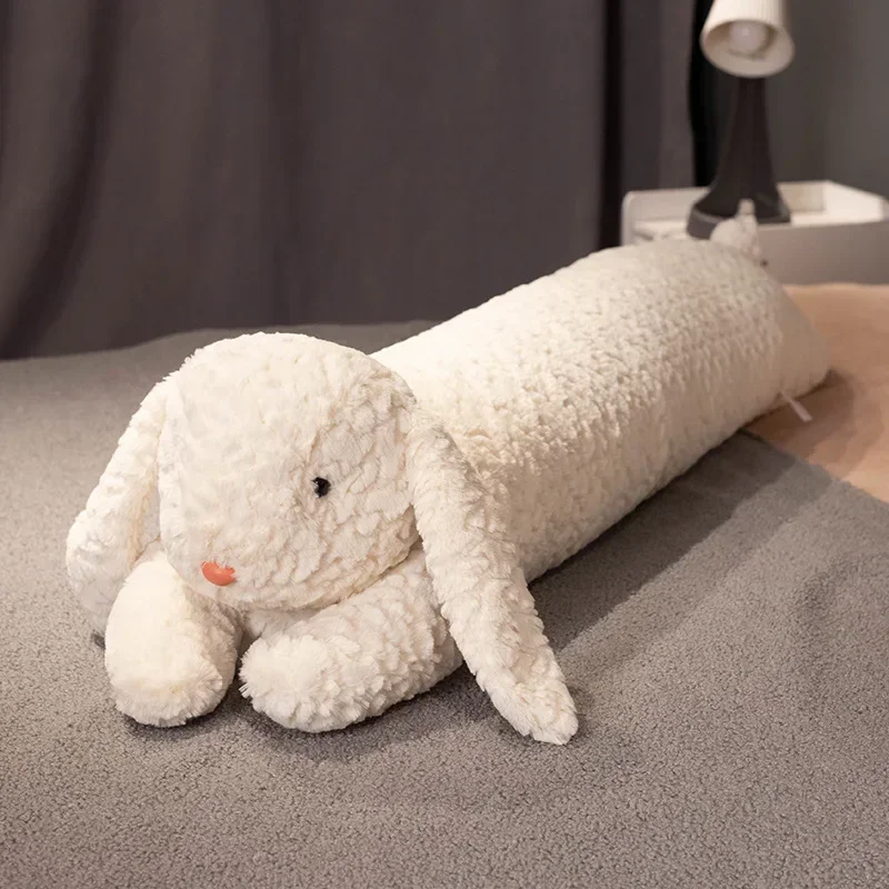 Kanin gosedjur som stor och lång kroppskudde med söt björnform för vila och stolskudde 28 En vit kaninplush liggande.