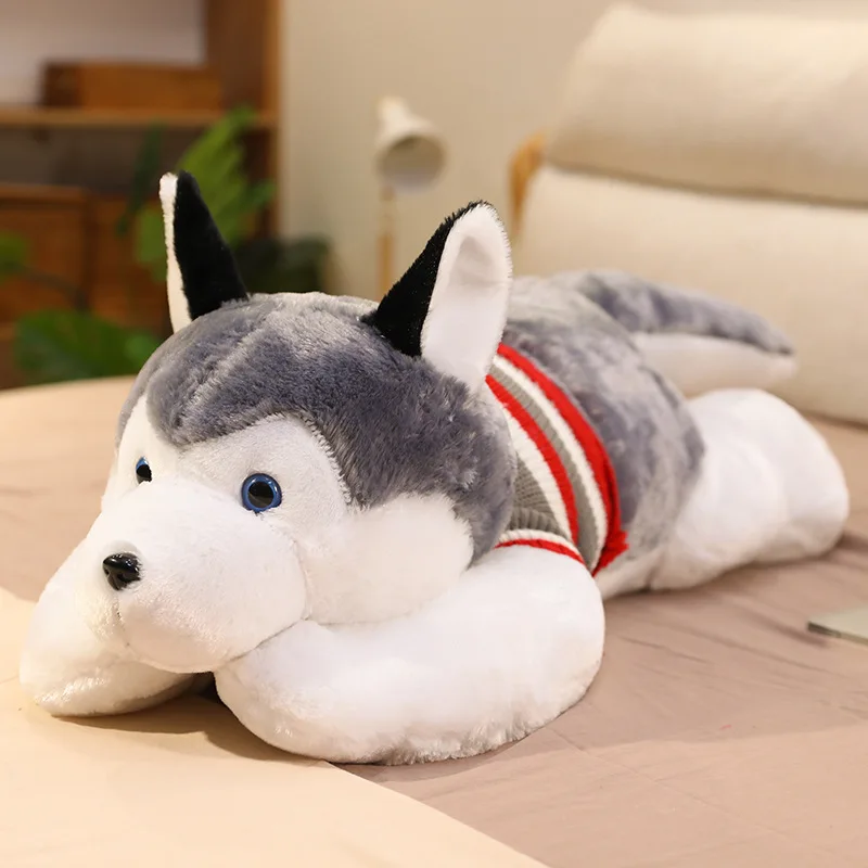 Hund gosedjur med huskydesign, söt kawaii långkudde på 100 cm för barn och present 19 Närbild av en gråvit husky i plyschform med randig tröja.