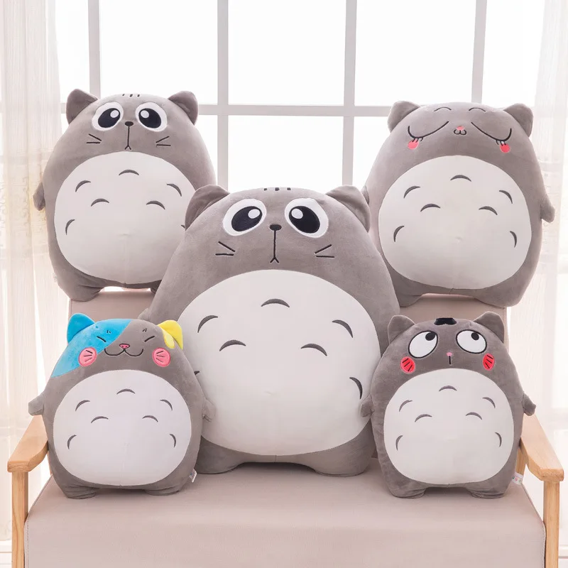 Stor grå katt som gosedjur i söt Totoro-stil, kattkudde och plyschkudde, 30–70 cm 18 Flera grå kattformade gosedjur i olika storlekar och utföranden