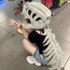 Dinosaurie gosedjur i huva med tecknat skelettmotiv och kändisliknande stil 15 Dinosaurie gosedjur i huva med tecknat skelettmotiv och kändisliknande stil