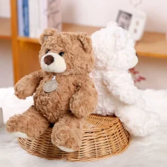 En björn som gosedjur och mjuk kramkudde, med nalleformad kudde att hålla om