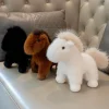 Söt och mjuk hästfigur i realistisk, tecknad stil med animeinspirerad design