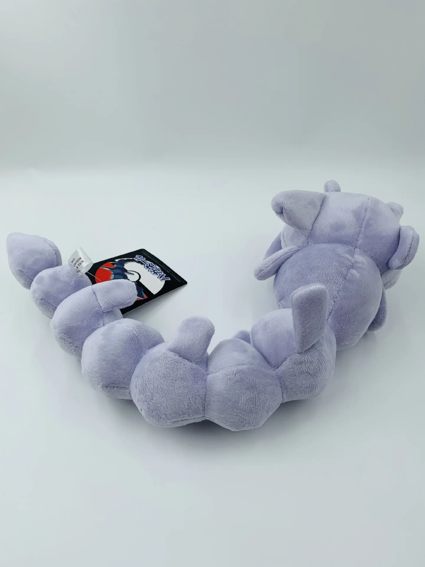 Pokémon-karaktärer gosedjur med böjbar och poserbar form, flexibel design, 30 cm 17 Visa plyschormens böjda, segmenterade kropp och bakifrån synliga detaljer.