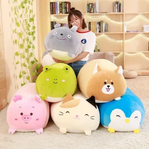 Tecknat katt gosedjur som rund kramkudde med Totoro, hund, pingvin, gris och groda, 25 cm