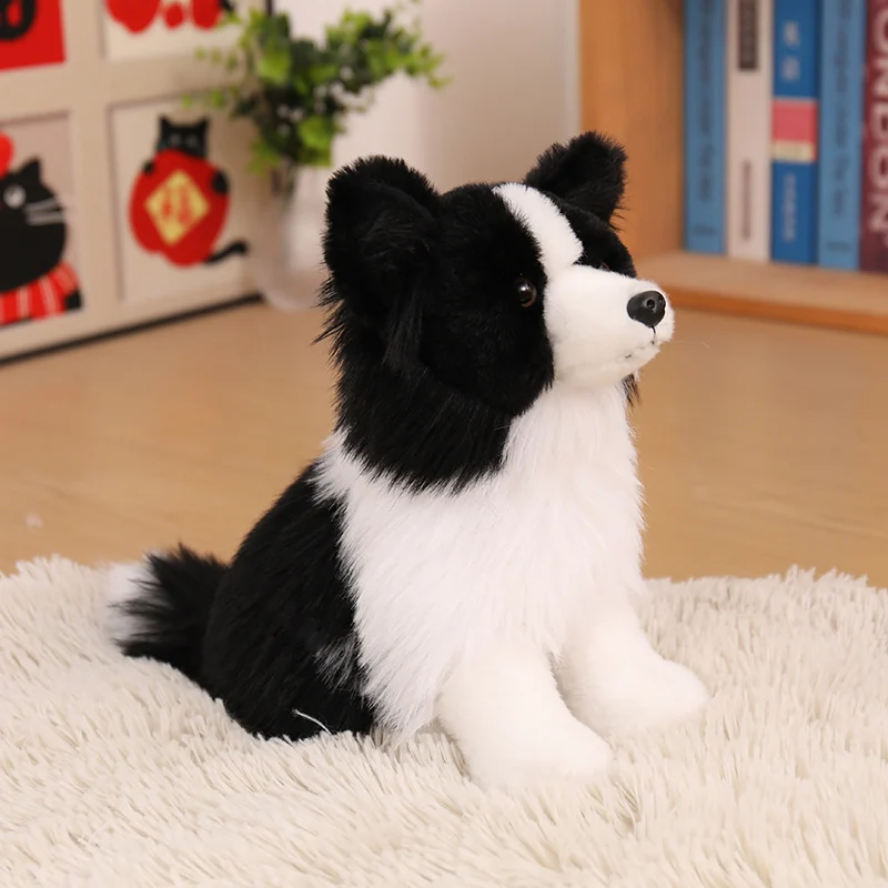Hund gosedjur, verklighetstrogen och Smart, border collie simulerad naturtrogen 20 Sittande svartvit plyschhund på en ljus matta.
