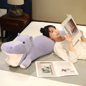 Hippo gosedjur som lång kramkudde och ryggkudde, tecknad kawaii-design för sovrum 13 Hippo gosedjur som lång kramkudde och ryggkudde, tecknad kawaii-design för sovrum