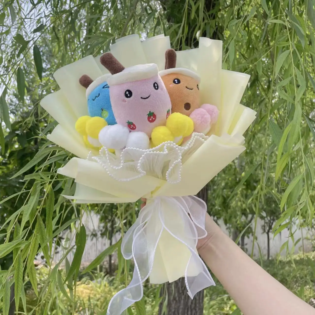 Kanin gosedjur i realistisk stil med bubbelte, avokado, boba och blomsterbukett 19 Bukett med tre pastellfärgade bubble tea-gosedjur och ljusa dekorband.