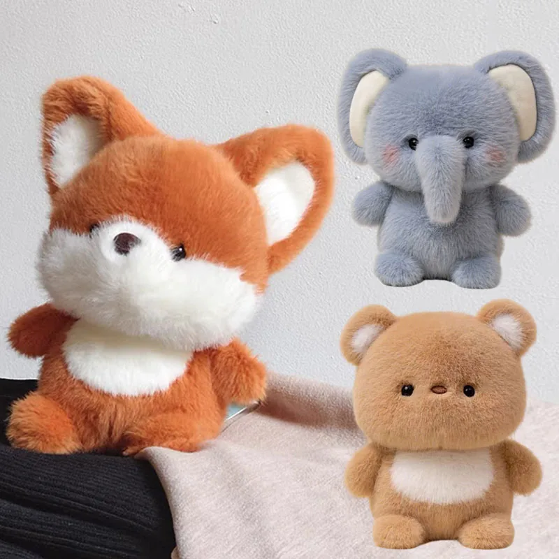 Söta kuddgosedjur som barnpresent: björn, elefant, gris, hund gosedjur, får, mus och apa 26 Tre djurformade plyschdjur visas tillsammans som en serie.