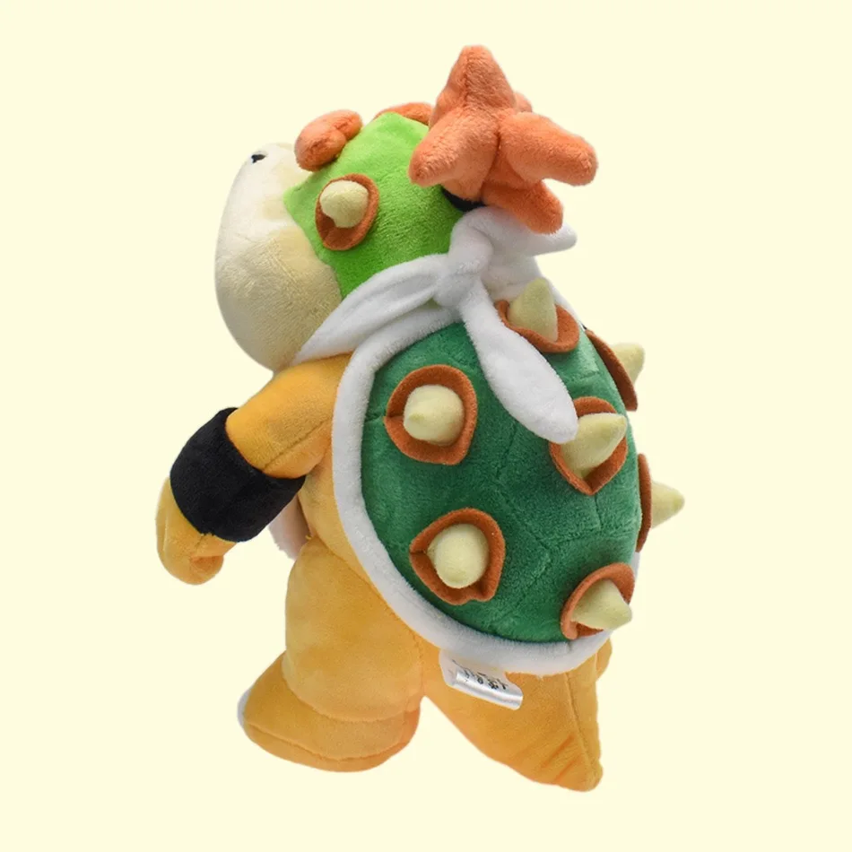 Bowser Jr. gosedjur, Standing och Scarf, super mario sköldpadda stående, 21 cm 20 Bakifrån syns det gröna skalet med upphöjda detaljer och de vita banden över ryggen.