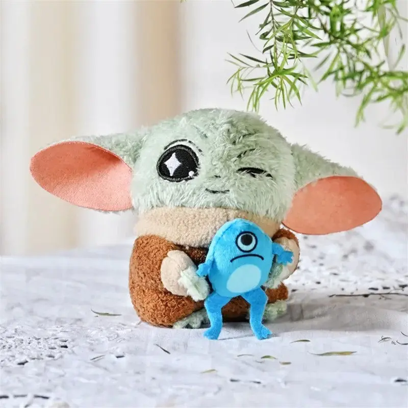 Star Wars Grogu Gugu Baobao Planet Series samlarfigur som hänge i blind box 34 Den gröna nallen i en naturlig miljö.