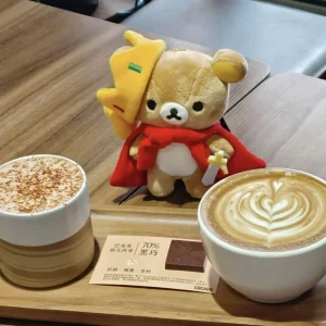 Rilakkuma-nyckelring i kungadräkt med hatt och kudde, present till flickvän