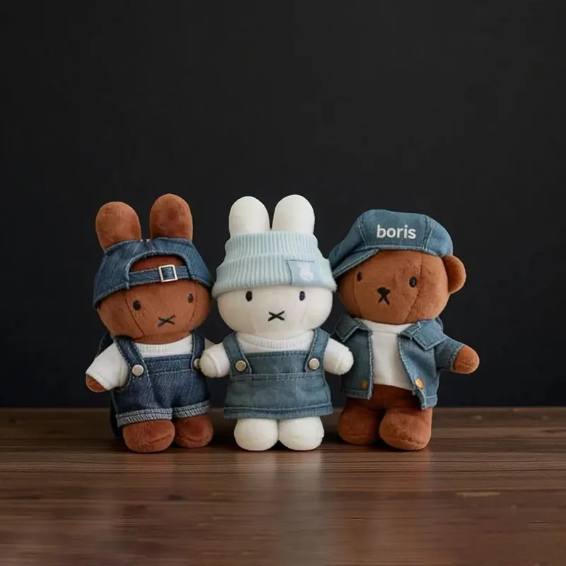 Miffy-nyckelring som kawaii animeaccessoar i tecknad denim- och dopamine-stil 24 Tre mjuka djurfigurer i denimkläder och hattar.