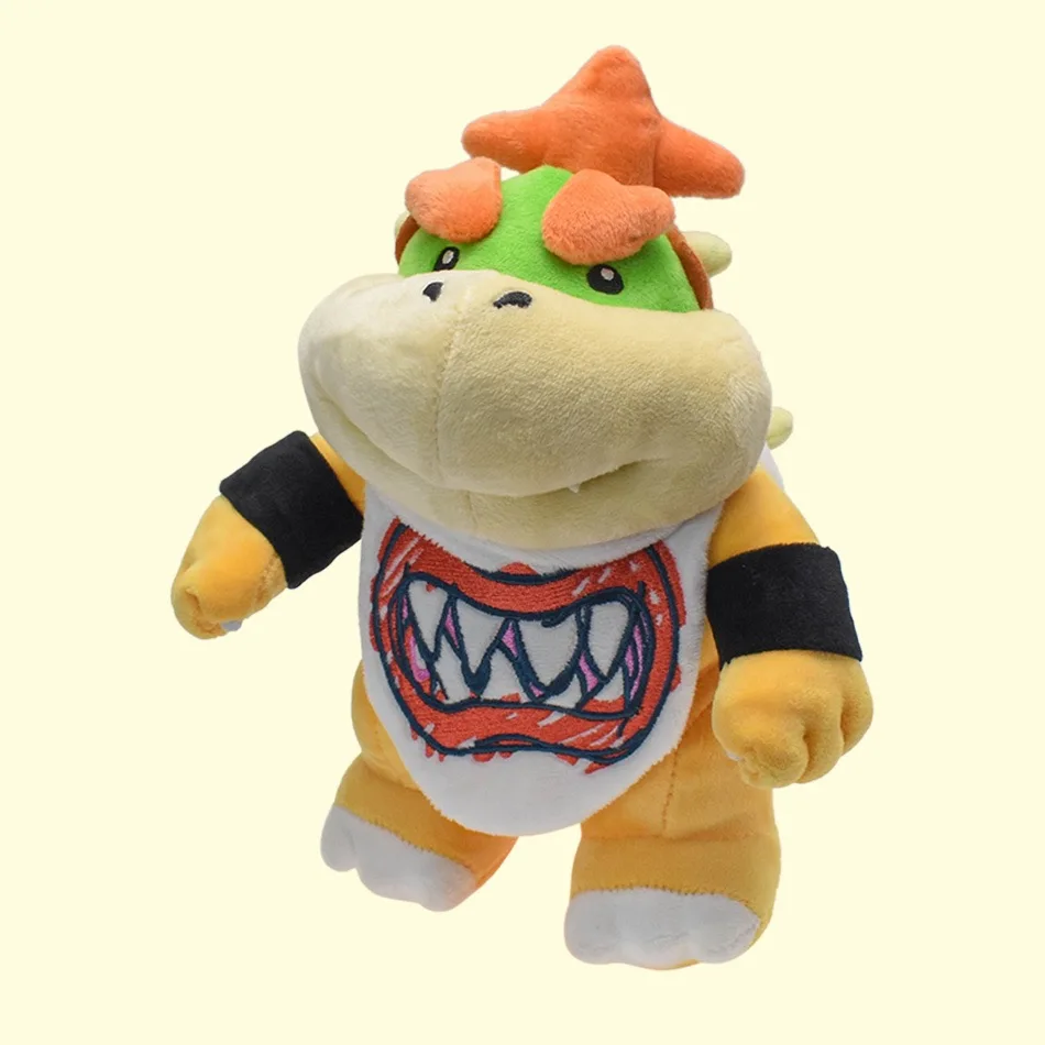 Bowser Jr. gosedjur, Standing och Scarf, super mario sköldpadda stående, 21 cm 18 Framifrån syns den stående plyschfiguren med grön huvuddel, orange detaljer och röd haklapp.