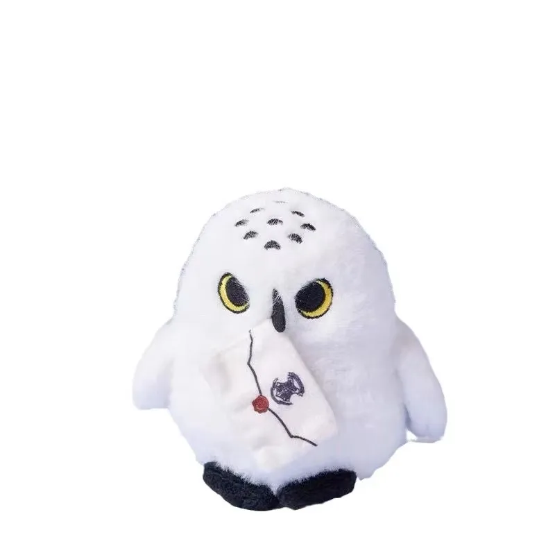 Hedwig uggla gosedjur, mjuk snöuggla utformad som axelprydnad med lekfull design 19 Vit uggleplysch med gula ögon och mörka fötter mot vit bakgrund.