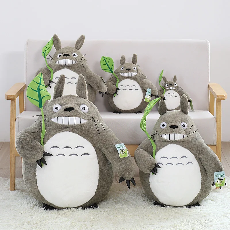 Totoro gosedjur som plyschkudde i tecknad stil från My Neighbor Totoro, 17–48 cm 22 Visa de grå mjukisdjuren i olika storlekar, med vita magar och gröna bladdetaljer.