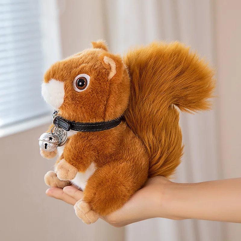 Squirrel gosedjur som tvättbjörnkudde, 17–30 cm 26 Visa ekorrens profil, yviga svans och halsband när den vilar på en hand.