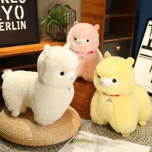 Alpaca gosedjur som gullig mjukisdocka i tecknad djurstil med bjällra, 25–35 cm