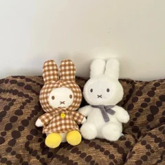 Miffy mjukt gosedjur med gulligt rutigt vintageutseende för skrivbord och hem