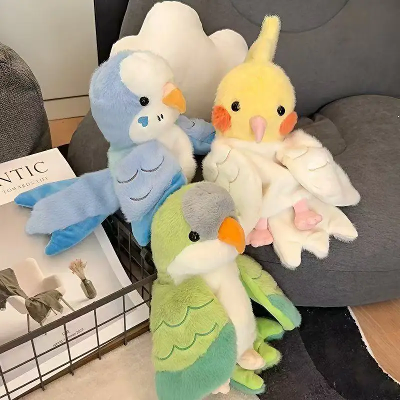Fågelgosedjur i flera figurvarianter som mjuka handdockor med kawaii- och cosplaystil 24 Tre mjuka fåglar i blått, gult och grönt visas tillsammans.