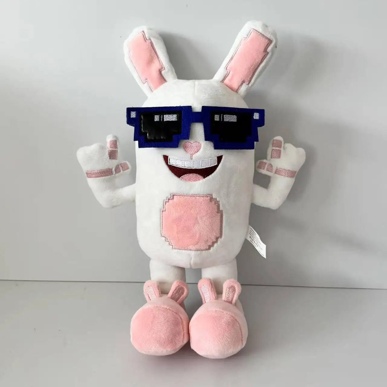 Nyhet: Boppin Bunny kanin gosedjur, söt barnpresent till jul och födelsedag, 30 cm 24 En plushkanin med solglasögon som ler och poserar lekfullt.