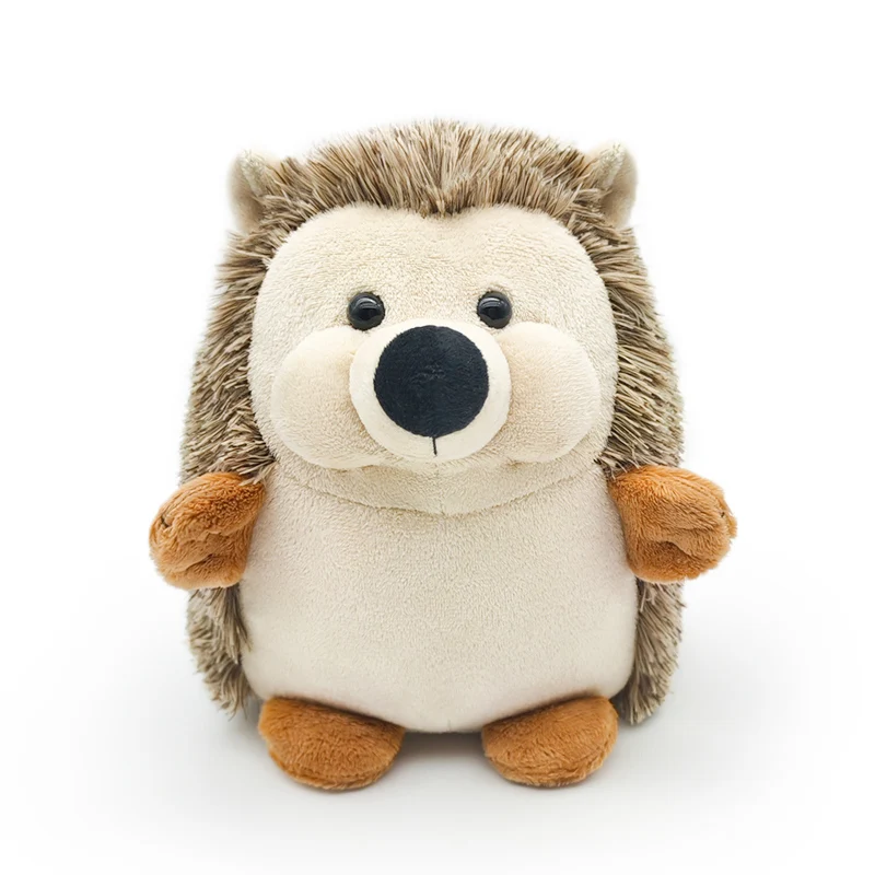hedgehog gosedjur på med gullig, naturtrogen tecknad design i skogsstil, 18 cm 18 Visa igelkotten framifrån med dess ljusa ansikte och bruna taggiga päls.