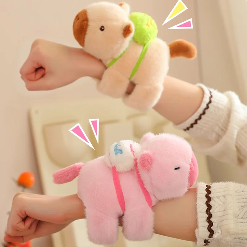 Kapybara gosedjur i kawaii-stil, utformat som ett smällarmband runt handleden 22 Visa de ljusa och rosa mjukdjuren på en arm.