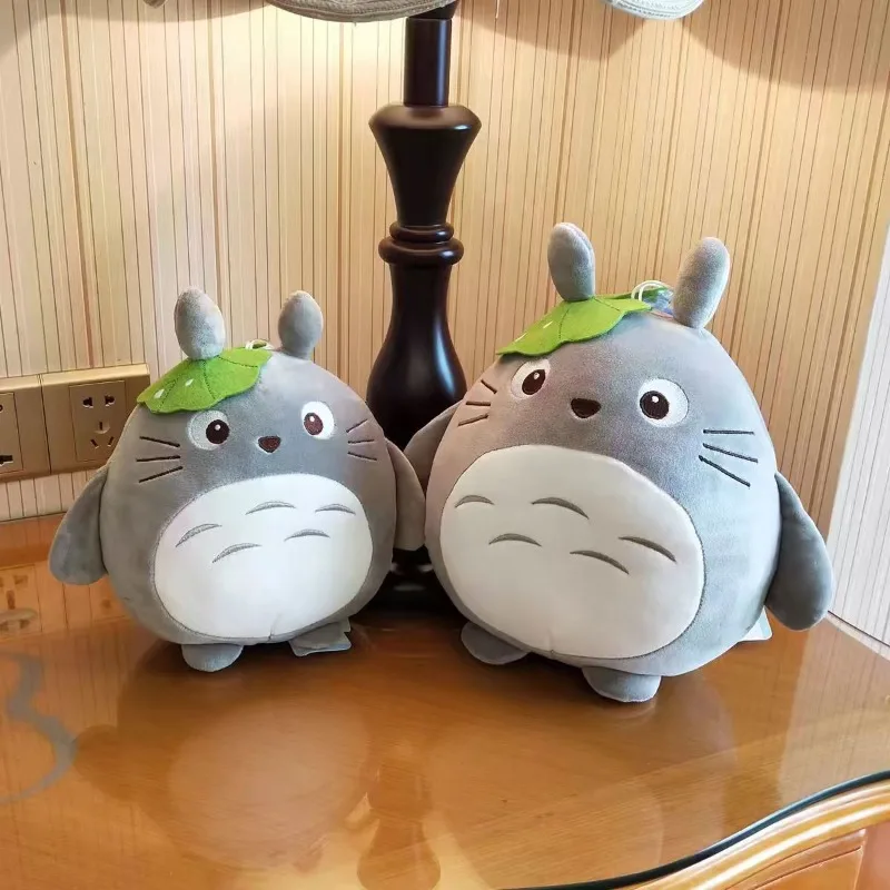 Totoro gosedjur, mjukt och fluffigt kramdjur från My Neighbor Totoro, 30–45 cm 16 Två gråblå, rundade mjukisdjur med vita magar och gröna blad visas tillsammans på ett bord.