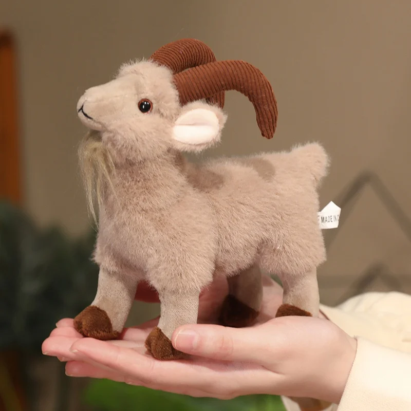 Mjuk och fluffig getfigur i tecknad dockstil med nyckelring, 16–30 cm 24 Visa den beige getfigurens profil med bruna horn och hovar.
