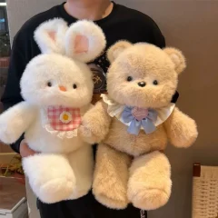 Katt gosedjur, roligt tecknat med haklapp, även björn, får, kanin, elefant och gris, 40 cm