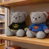 Björn gosedjur från DC Comics med Batman och Superman i klassisk hjältestil, 20 cm 16 Björn gosedjur från DC Comics med Batman och Superman i klassisk hjältestil, 20 cm