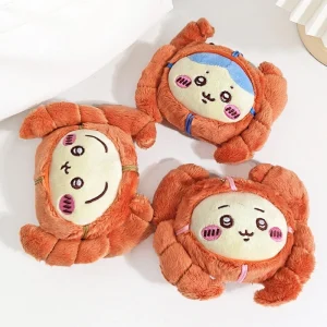 Alternative view of Chiikawa-figur från japansk anime i krabbdräkt, mjuk nyckelring och väskhänge för samling