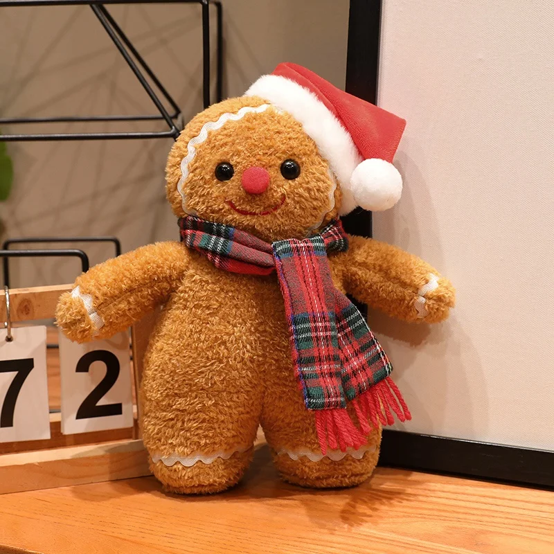 Gingerbread man gosedjur i kawaii-stil som söt julfigur med leende, 25–35 cm 27 Pepparkaksgubbe med runt ansikte, tomteluva och rödgrön rutig halsduk.