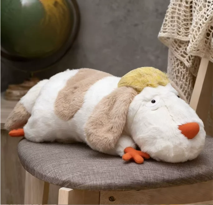 Hund som nyckelring, Long ears och fluffig, öron yingyingdekoration healing style 19 Mjukishunden ligger på en stol och visar sin vita kropp, beige fläckar och långa öron.