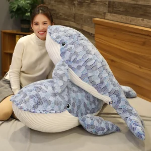 Fish variant gosedjur, blå hajkudde med tecknad design i flera varianter, 50–90 cm