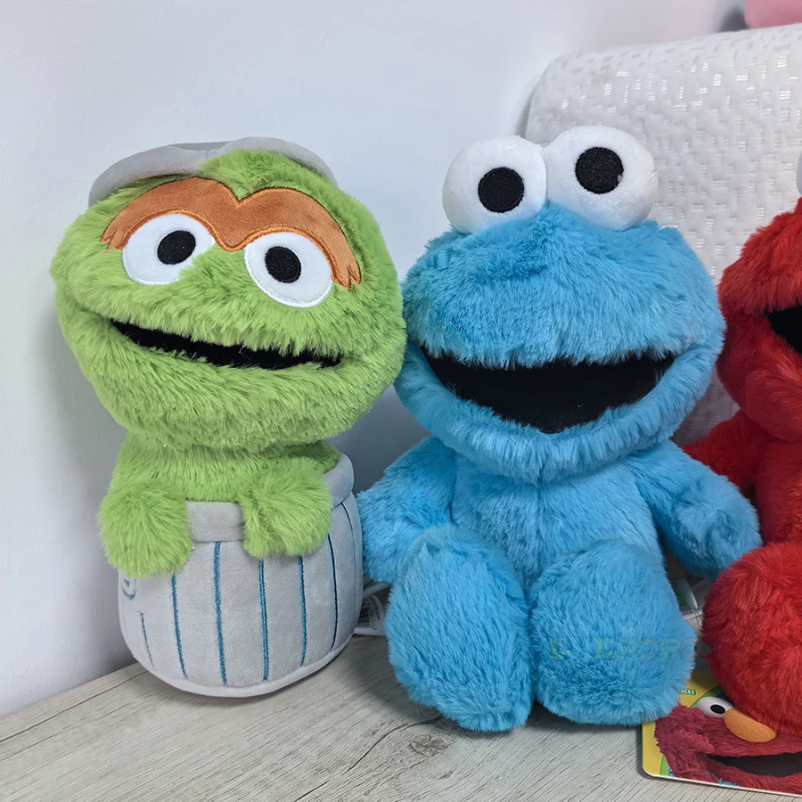 Klassiskt Sesame Street Big Bird gosedjur med Elmo, Cookie Monster och Oscar, 20 cm 26 En grön karaktär i en soptunna bredvid en blå karaktär.