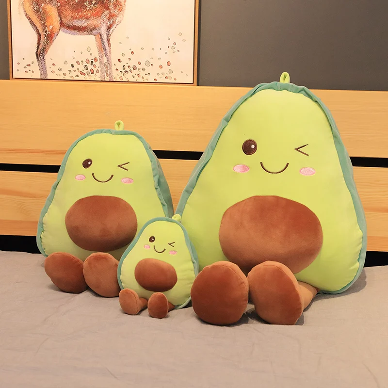 Kawaii-gosedjur med flera figurvarianter i tecknad, animeinspirerad stil, 45–85 cm 20 Tre gröna avokadofigurer i olika storlekar med bruna frontpartier och små ansikten.