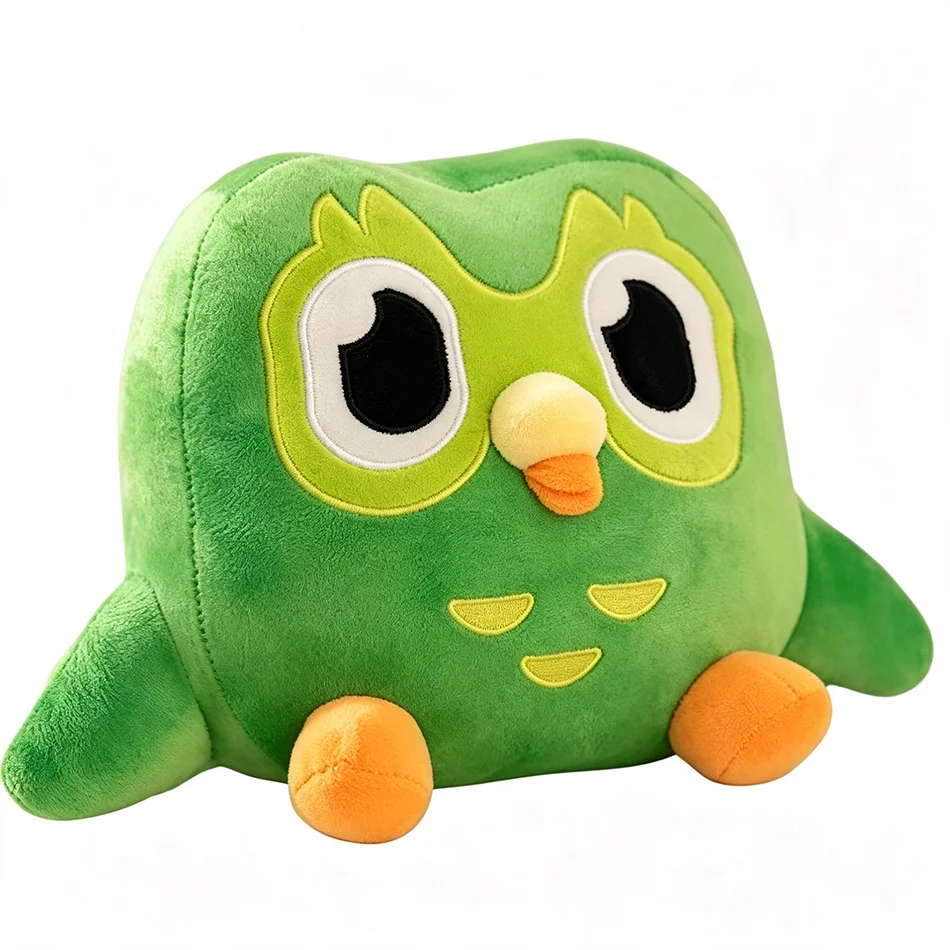 Grön uggla från Duolingo som mjukt gosedjur med karaktären Duo i söt tecknad stil 21 Grön uggleplysch med stora ögon och orange näbb och fötter, fotograferad framifrån.