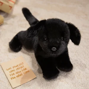 Naturtroget hundgosedjur som kramkudde med labrador- och golden retrievervalp