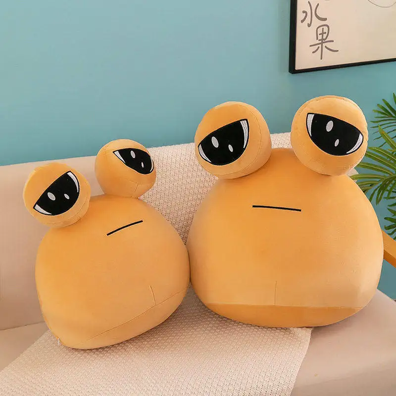 My Pet Pou-karaktärer gosedjur som plyschkudde i brunt med stora ögon, 22–55 cm 22 Jämför två orange alienfigurer i olika storlekar i en inomhusmiljö.