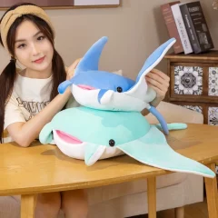 Flera figurvarianter som gosedjur och plyschkudde i tecknad kawaii-stil, 70–90 cm