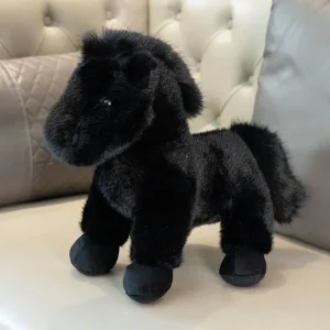 Söt och mjuk hästfigur i realistisk, tecknad stil med animeinspirerad design