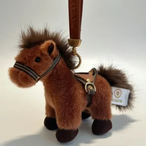 Söt fluffig ponny som nyckelring och väskdekoration med rem, kawaii westernstil