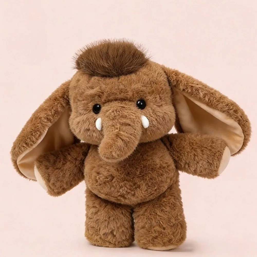 Elefant och tvättbjörn gosedjur som mjuk och fluffig plyschkudde för kramar 25 Visa den bruna elefanten framifrån med sina stora öron och långa snabel.