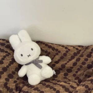 Miffy mjukt gosedjur med gulligt rutigt vintageutseende för skrivbord och hem