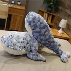 Fish variant gosedjur, blå hajkudde med tecknad design i flera varianter, 50–90 cm