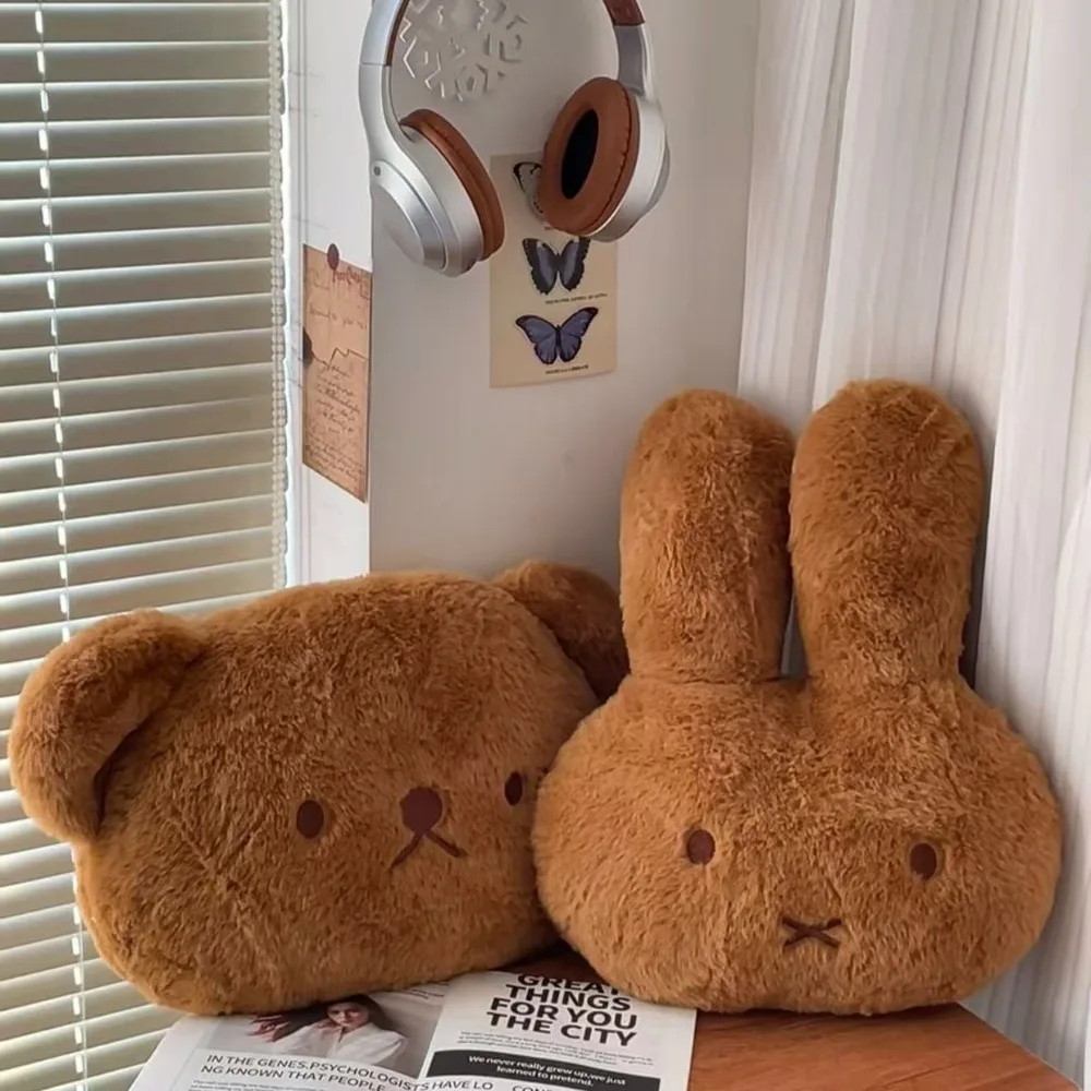 Miffy gosedjur i kawaii-stil som söt, mjuk och bekväm soffkudde samt present 24 Två bruna mjukisdjur i kanin- och björnform.