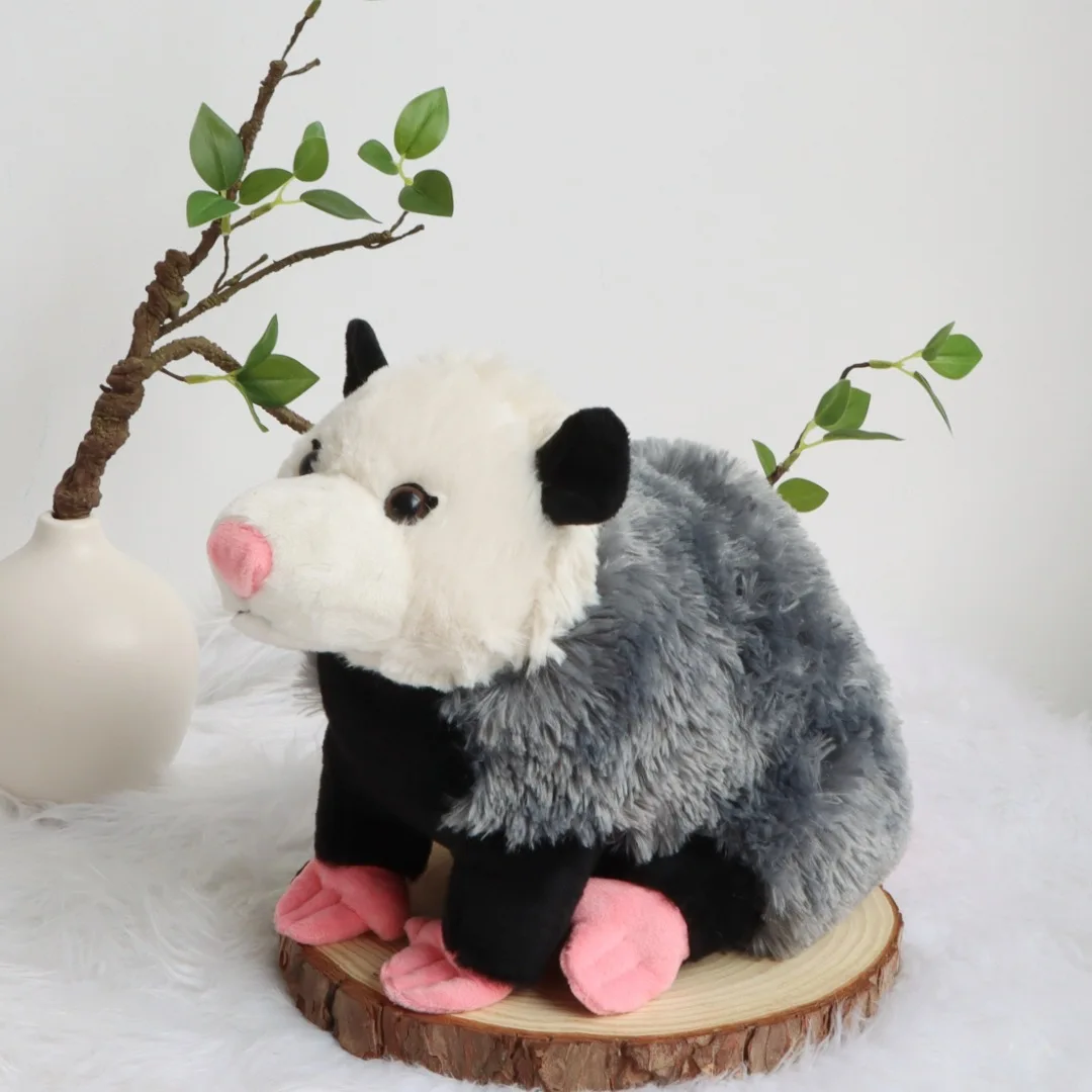 Mus gosedjur med söt, naturtrogen opossumdesign och sittande kroppsform, 38 cm 20 Grå och vit opossumplysch med rosa nos och fötter, fotograferad på en träplatta.