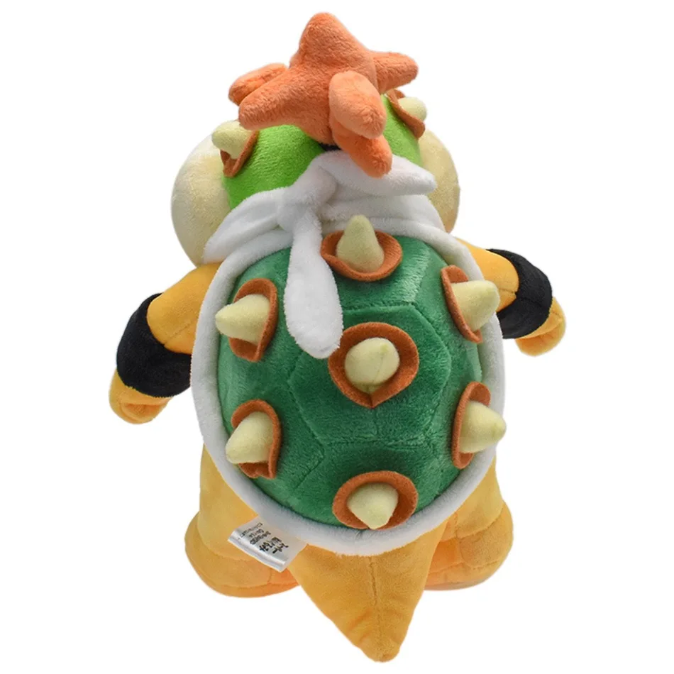 Bowser Jr. gosedjur, Standing och Scarf, super mario sköldpadda stående, 21 cm 19 Bakifrån syns den gröna skalformen med orange kant och utskjutande detaljer på gosedjursfiguren.